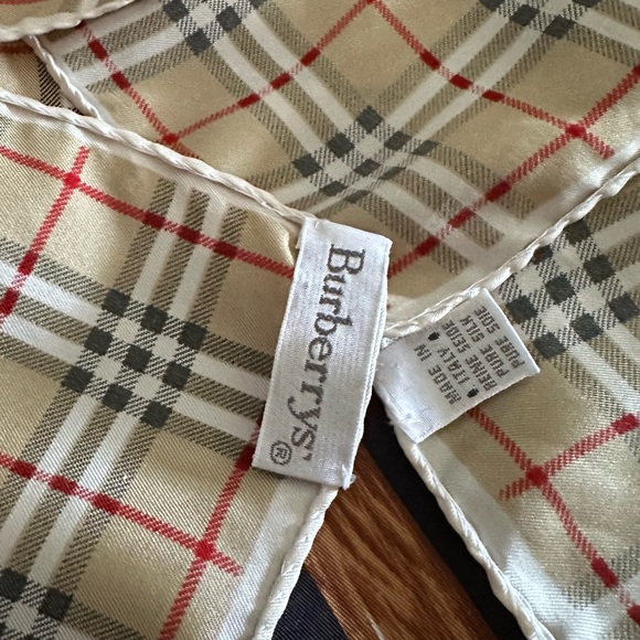 Authentic Burberry scar - Picture 7 of 9